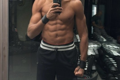 戈贝尔展示全新光头造型，前队友唐斯以法语幽默调侃：兄弟这是彻底秃了？