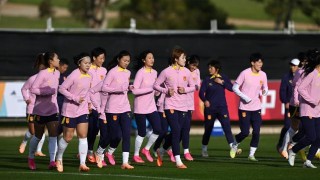 女足训练以恢复为主 替补球员展开分队对抗